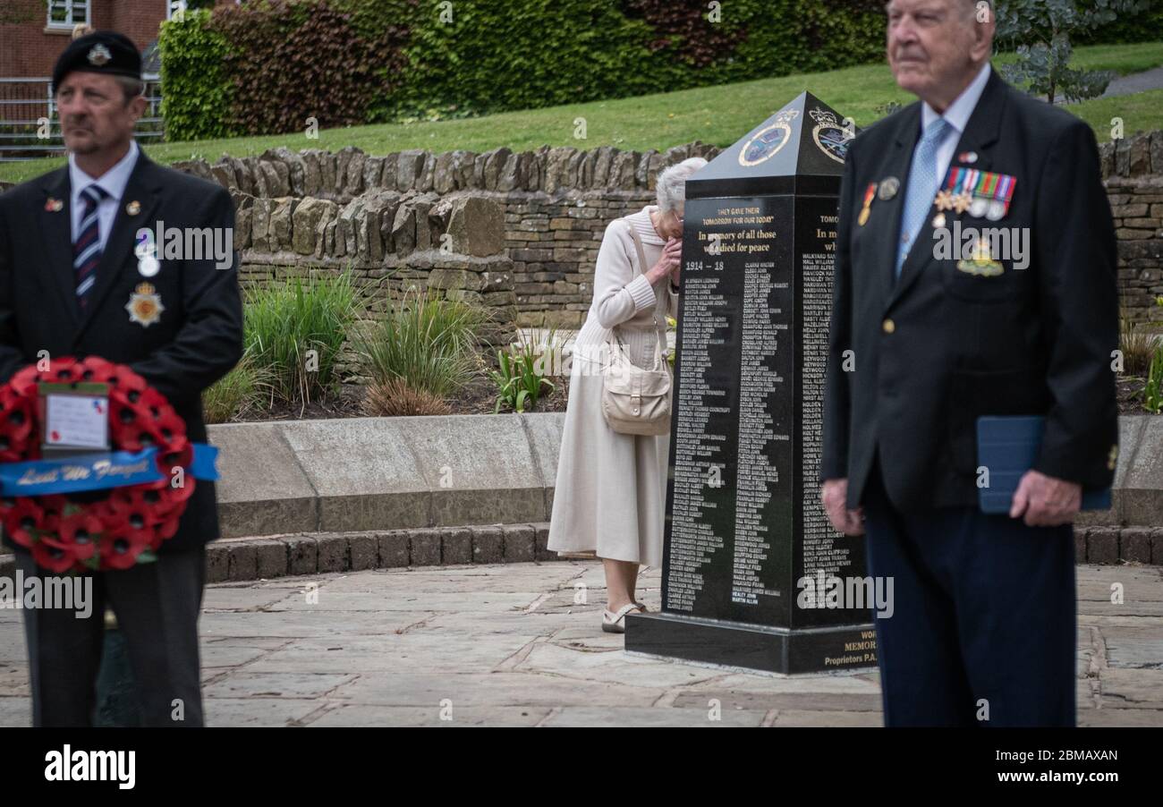 Manchester, UK. 8th May, 2020. Ex-servicemen Carl Holly, Royal Corps of Transport, and 95yr old D-Day veteran, Lance Bombardier Roy Smith stand at the war memorial on 75th anniversary of VE Day as someone pays their respect. Credit: Kenny Brown/Alamy Live News Stock Photo