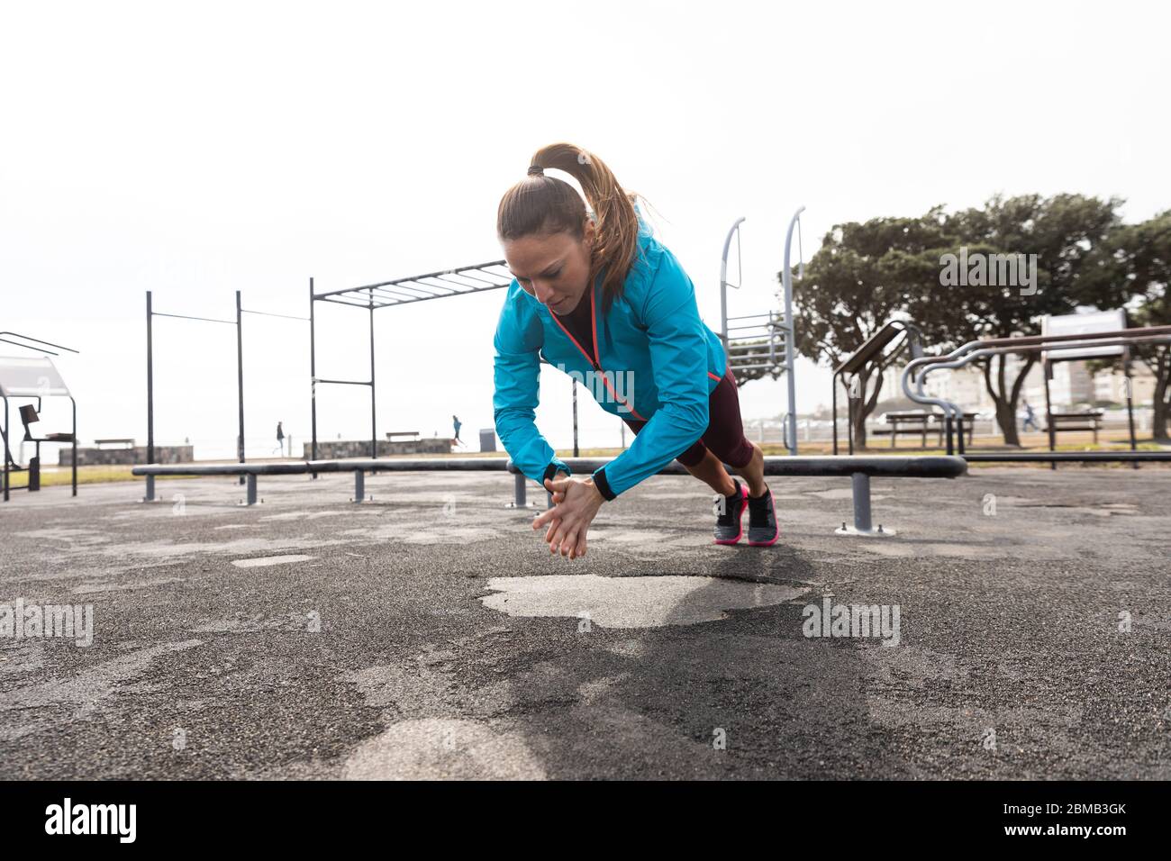 Clapping push ups hi-res stock photography and images - Alamy