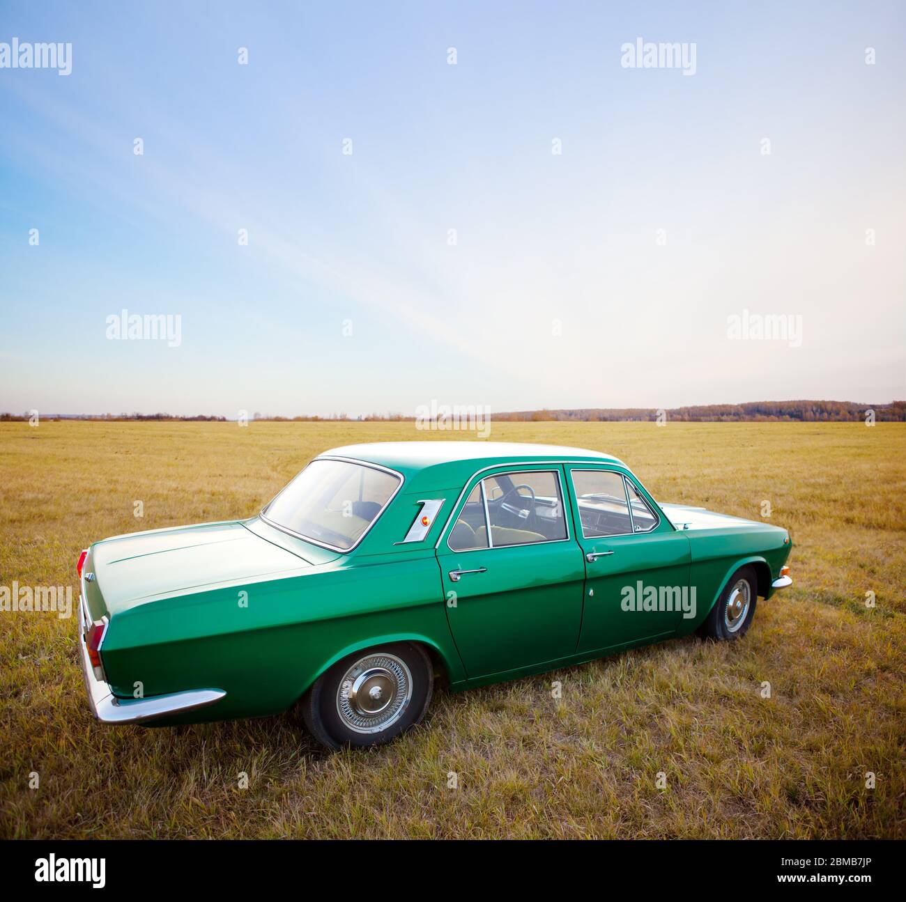 Car in the field hi-res stock photography and images - Alamy