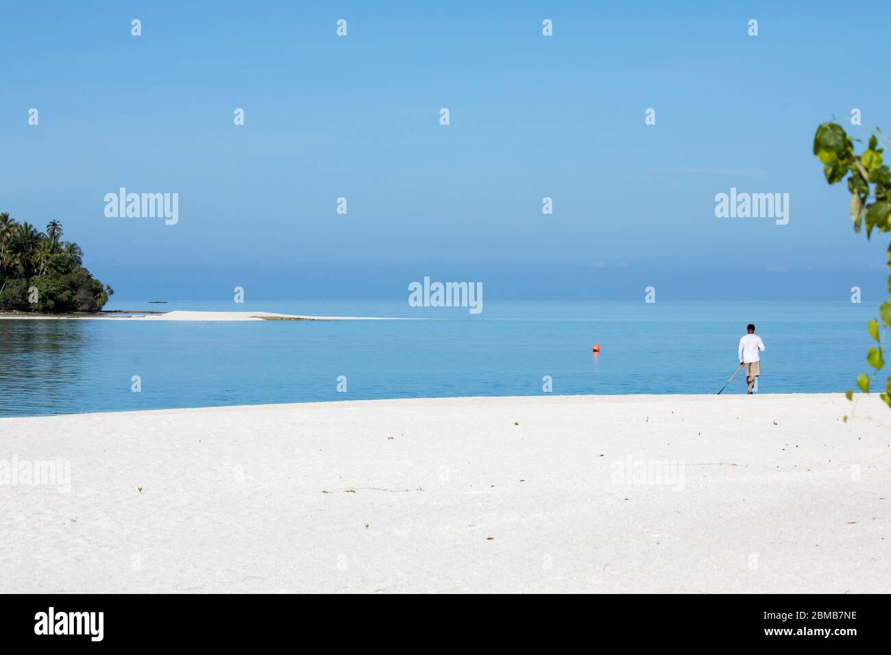 Como Maalifushi; Raking the Sand; Thaa Atoll; Maldives Stock Photo