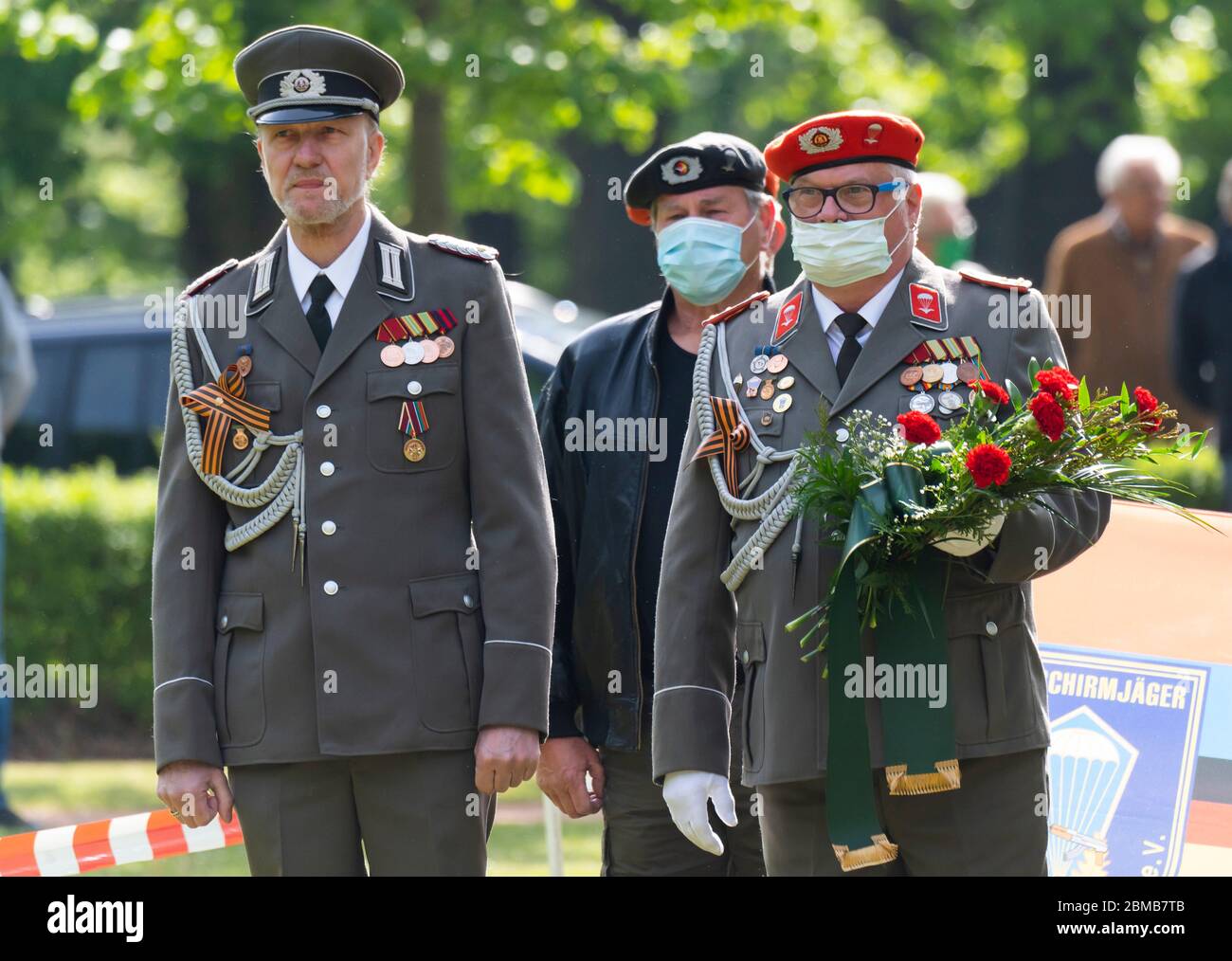 Dresden, Germany. 08th May, 2020. Members of left-wing groups and former NVA  officers in uniform meet for a memorial service at the Red Army Memorial in  Dresden. May 8th marks the 75th