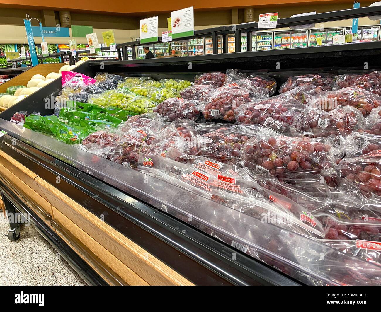 Orlando Fl Usa 5 4 20 The Produce Aisle At A Publix Grocery Store In Orlando Florida Waiting To Be Purchased By Customers Stock Photo Alamy