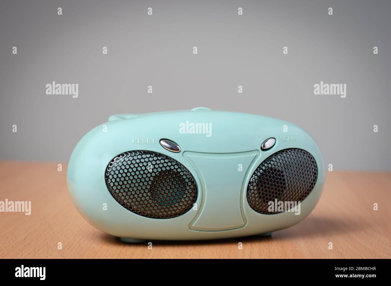 Close-up of old retro portable AM/FM radio Stock Photo - Alamy