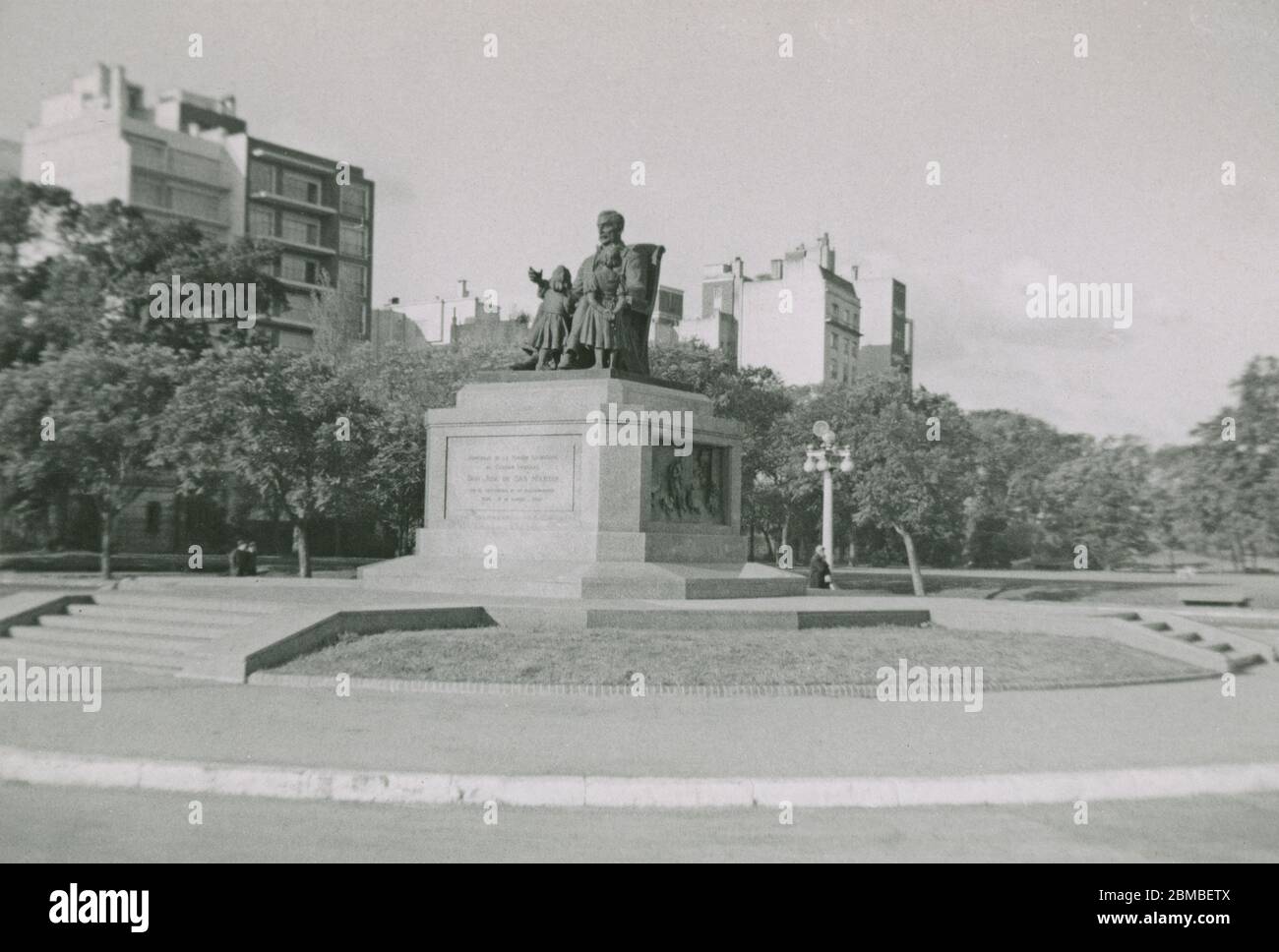 Vintage photograph, statue of José de San Martín with his grandchildren in Buenos Aires, Argentina on July 6–8, 1955. Taken by a passenger debarked from a cruise ship. SOURCE: ORIGINAL PHOTOGRAPH Stock Photo