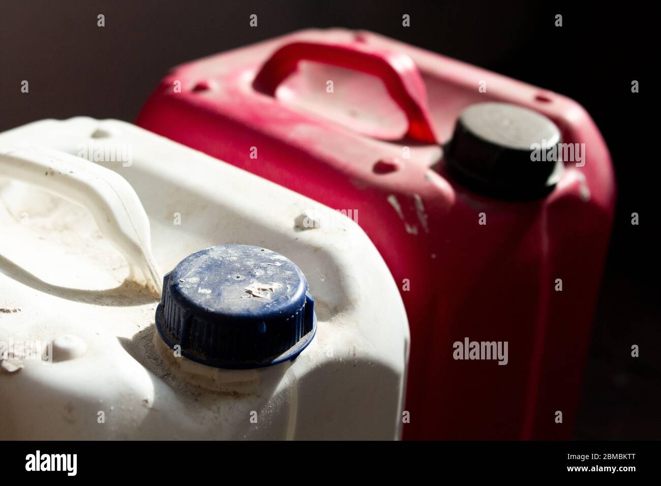 dirty plastic canisters for repairing a mixture Stock Photo - Alamy