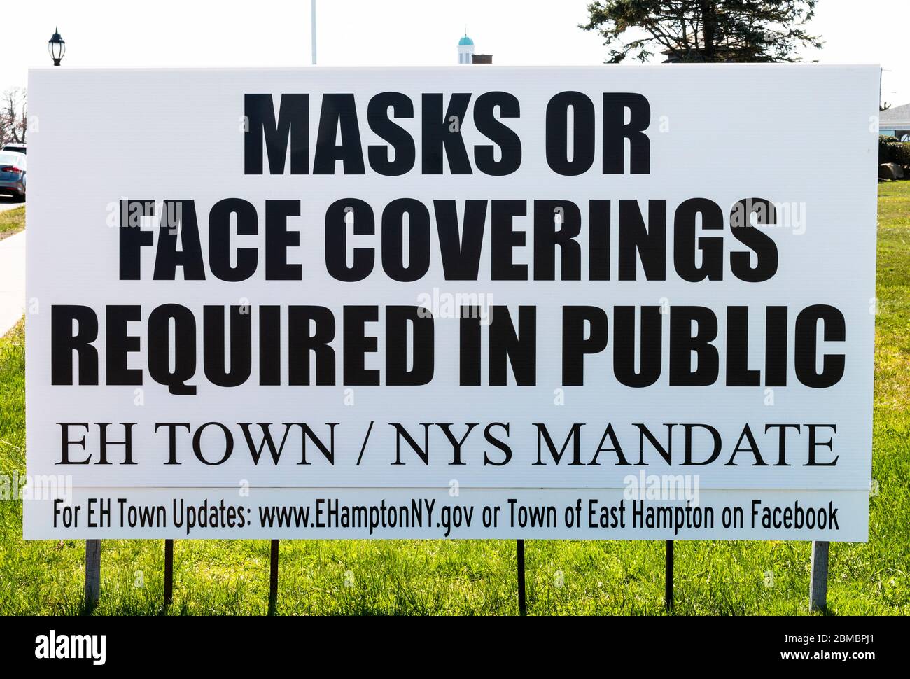 Montauk, New York, USA - 25 April 2020: A sign on the side of the road reads Mask or Face Covering Required in Public as you enter a village in the to Stock Photo