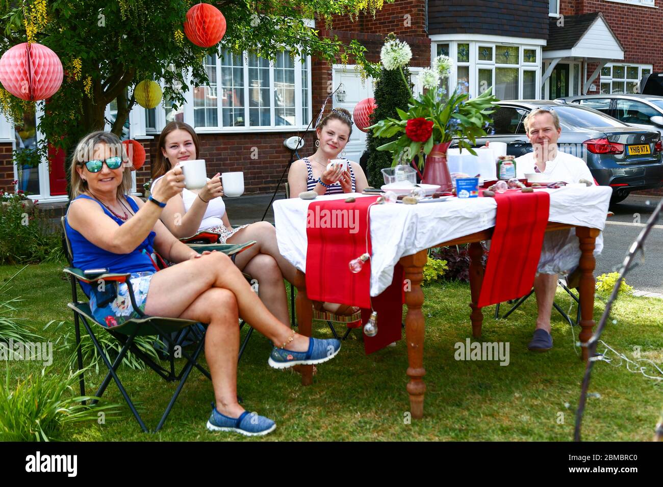 Halesowen, West Midlands, UK. 8th May, 2020. The Alderson family enjoy a peaceful but very British cup of tea for their VE Day 75 party in Halesowen, West Midlands. Credit: Peter Lopeman/Alamy Live News Stock Photo
