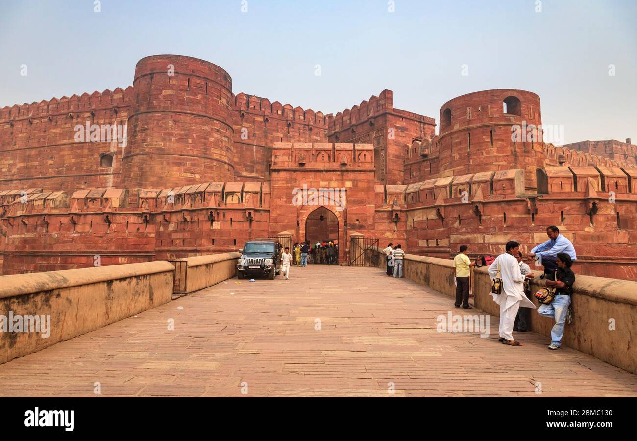 The Amar Singh gate and ramparts of Agra Fort in Uttar Pradesh, India Stock Photo