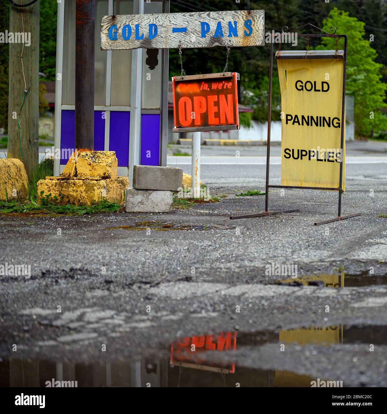 Banner advertising gold panning supplies alongside the gold rush trail at Yale in British Columbia, Canada. It is a dedicated store for those who are Stock Photo