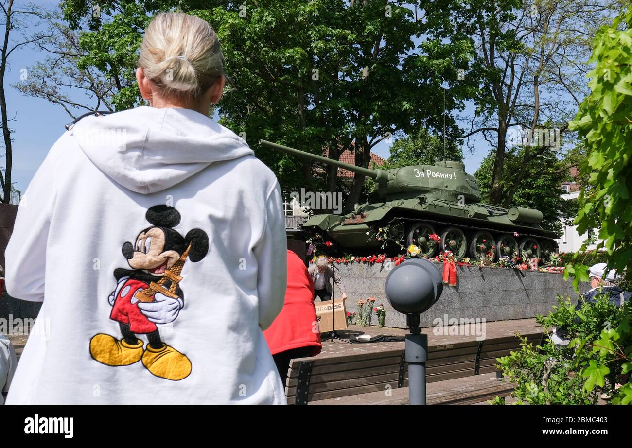 Berlin, Germany. 08th May, 2020. A woman with a Mickey Mouse jacket is standing in front of a monument to tanks on the grounds of the German-Russian Museum Karlshorst. May 8th marks the 75th anniversary of the end of the Second World War and the liberation from National Socialism. In Berlin-Karlshorst, the document on the unconditional surrender of the Wehrmacht was signed on this day. Credit: Jens Kalaene/dpa-Zentralbild/ZB/dpa/Alamy Live News Stock Photo