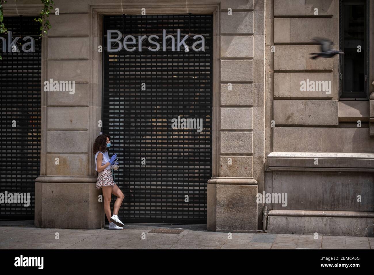 Barcelona, Spain. 08th May, 2020. A worker at the clothing firm Bershka is  seen wearing a mask waiting to enter into the store during Phase Zero of  the Covid-19.Since May 04th, local