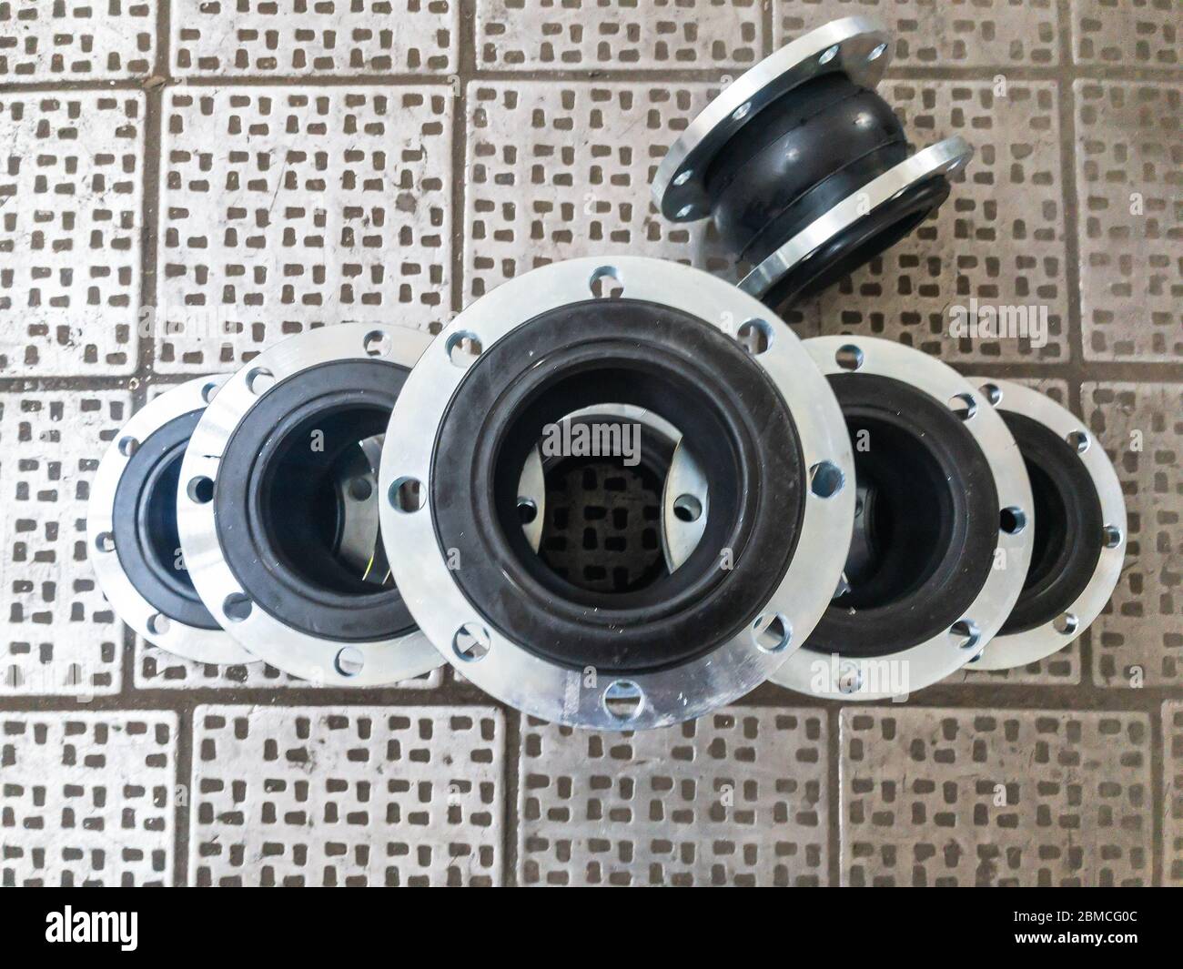 Rubber expansion joints for reduce vibration and dampen sound