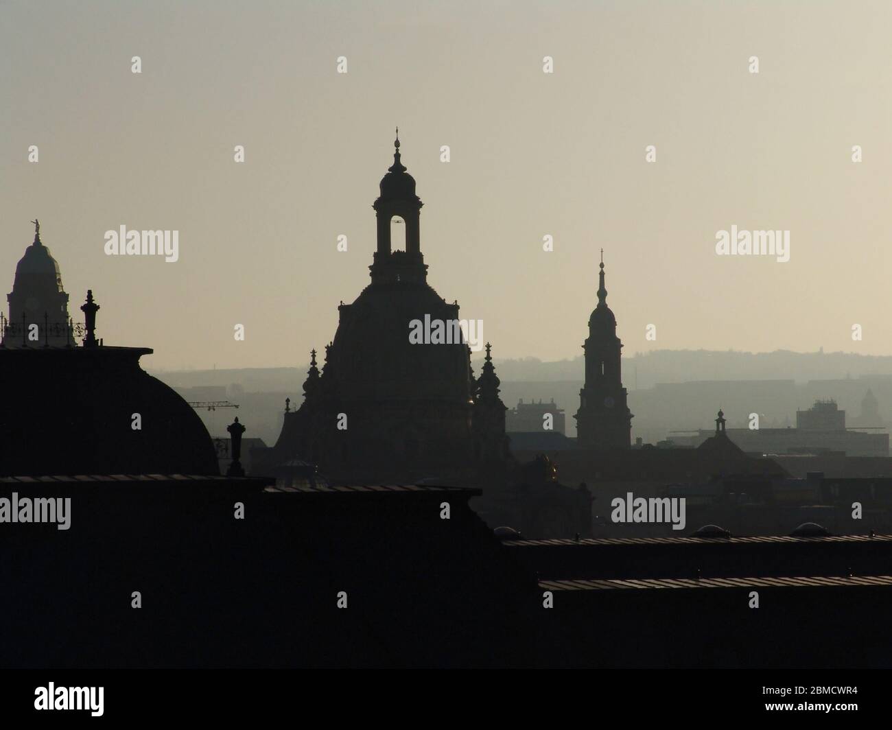 Silhouetten über den Dächern der dresdner Altstadt, mit dem Dach der Frauenkirche und den Türmen der Kreuzkirche und des Rathauses. Stock Photo