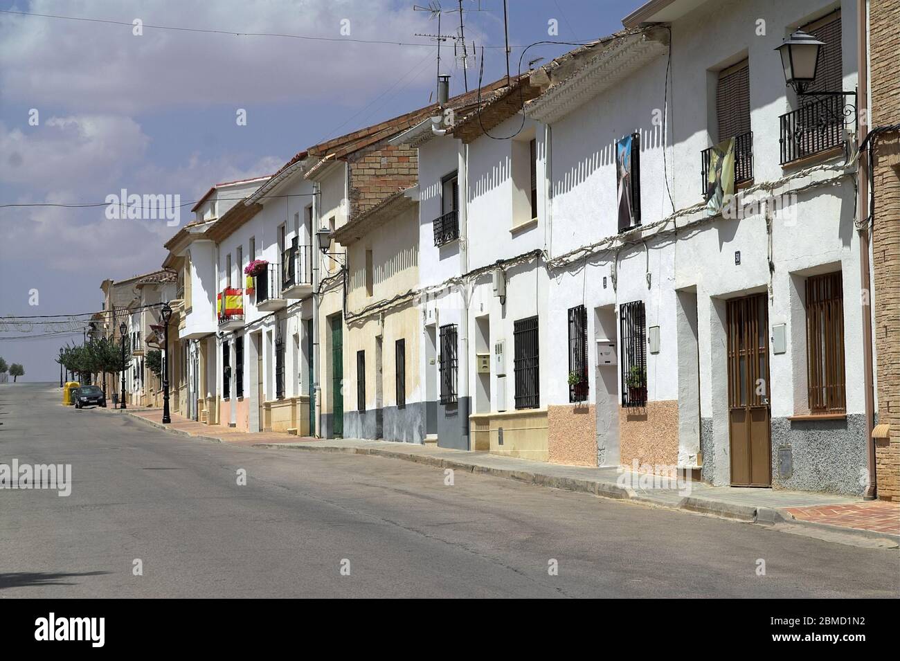 Villanueva de la Jara, Spain, white houses and an empty street during siesta. Spanien, weiße Häuser und eine leere Straße während der Siesta. Ulica Stock Photo