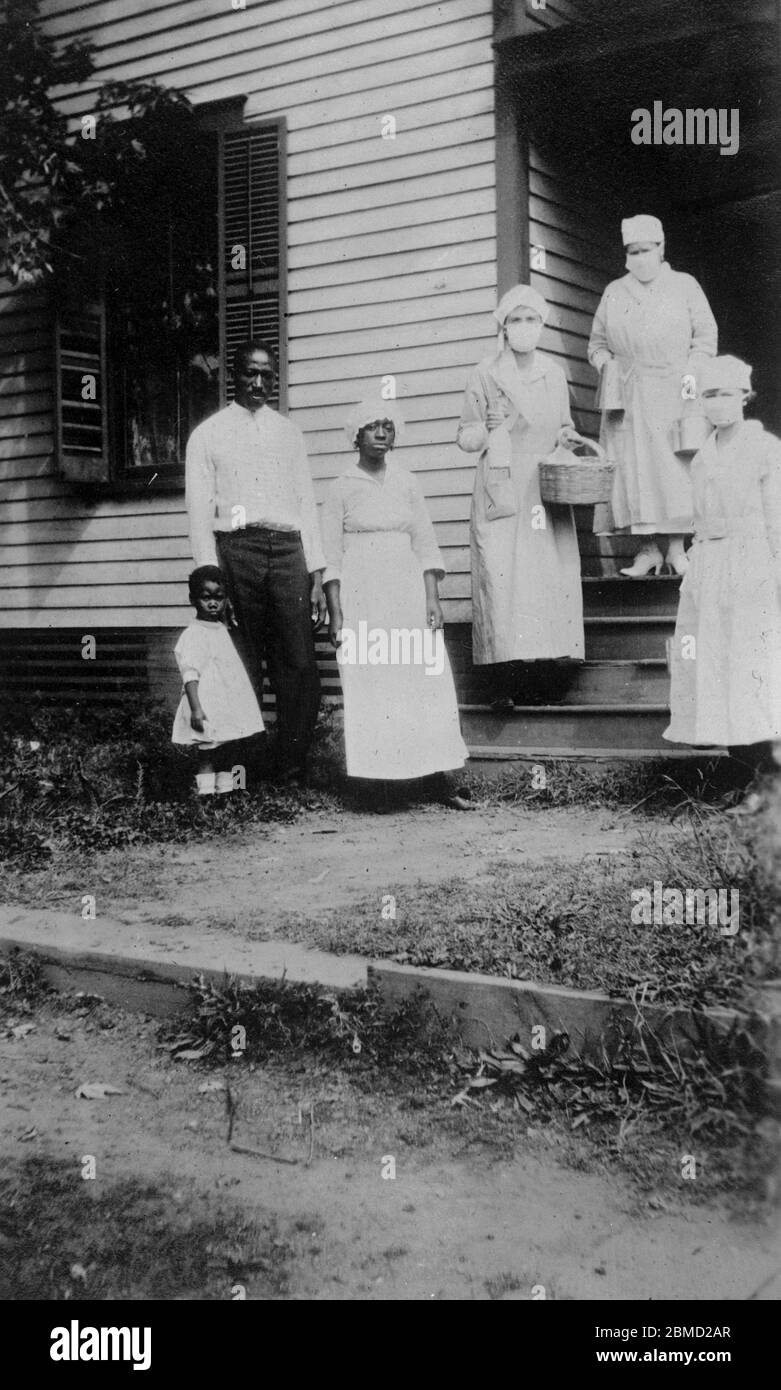 American Red Cross canteen workers, Charlotte, N.C. Taking food to the colored family all down with the 'Flu.' They found the mother had just died. Mrs. Ralph Van Landingham, Mrs. Cameron Morrison, Miss Julia Baxter Scott Stock Photo