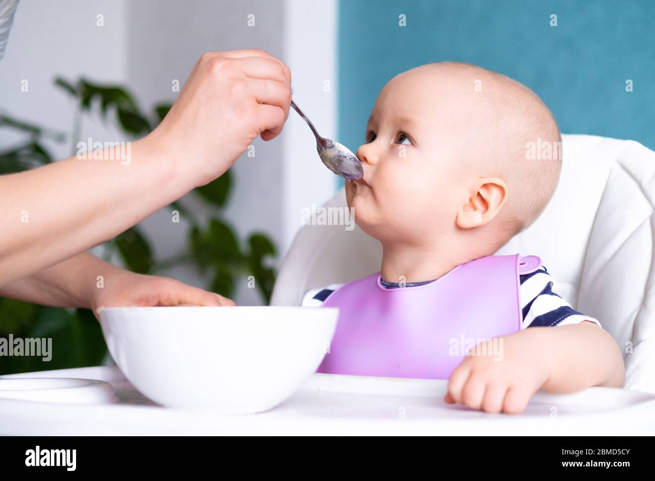 how to feed newborn baby with spoon