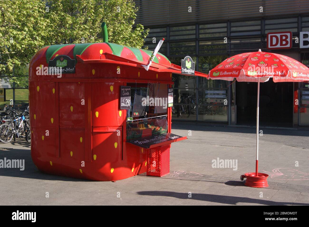 Ein saisonaler Erdbeerverkaufsstand vor dem Bahnhof Berlin-Spandau. Stock Photo