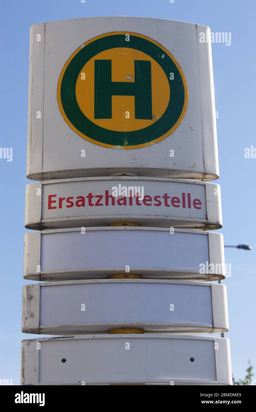 Schild einer Ersatzhaltestelle, wie es im Rahmen von Umleitungen aufgrund von Bauarbeiten oft zum Einsatz kommt. Stock Photo