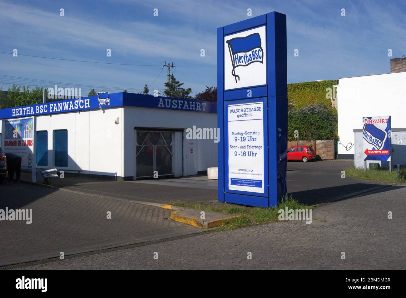 Autowaschanlage an der Ecke Seegefelder Straße / Staakener Straße in Berlin-Spandau. Stock Photo