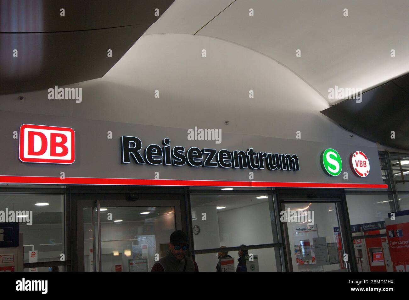 Ein Reisezentrum der Deutschen Bahn im Bahnhof Berlin-Spandau. Stock Photo