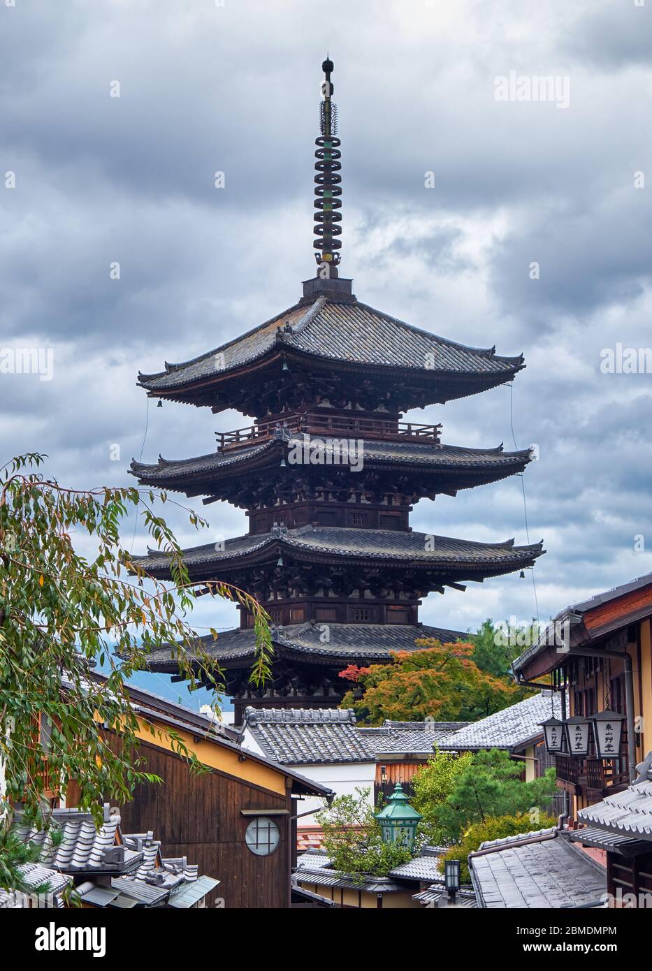 The view of the  Yasaka pagoda (Hokan-ji temple),  in the middle of old Kyoto neighborhood. Higashiyama district, Kyoto, Japan Stock Photo