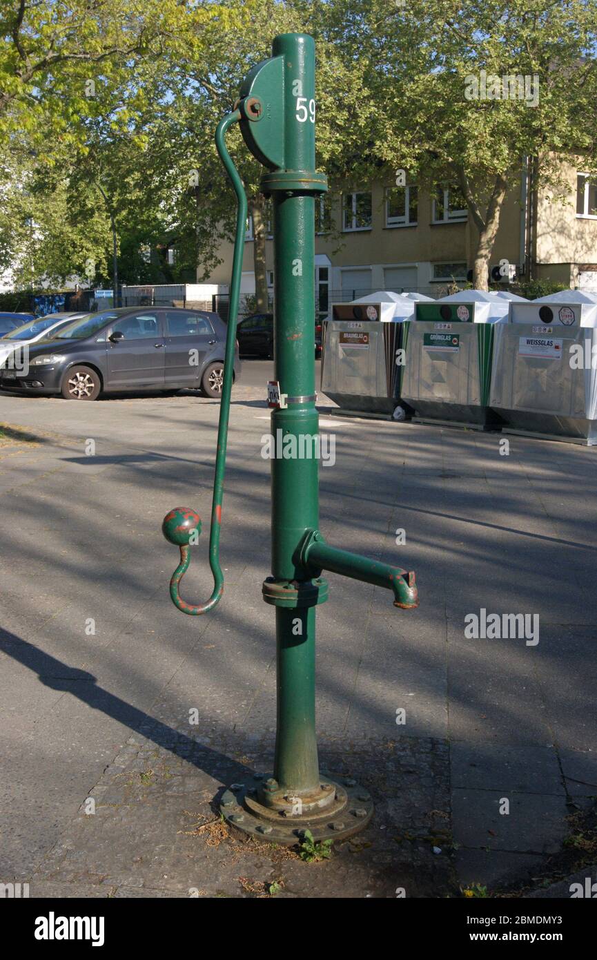 Eine Wasserpumpe am Straßenrand in Berlin-Spandau in der Altonaer Straße Ecke Grünhofer Weg; A water pump on the roadside in Berlin-Spandau. Stock Photo