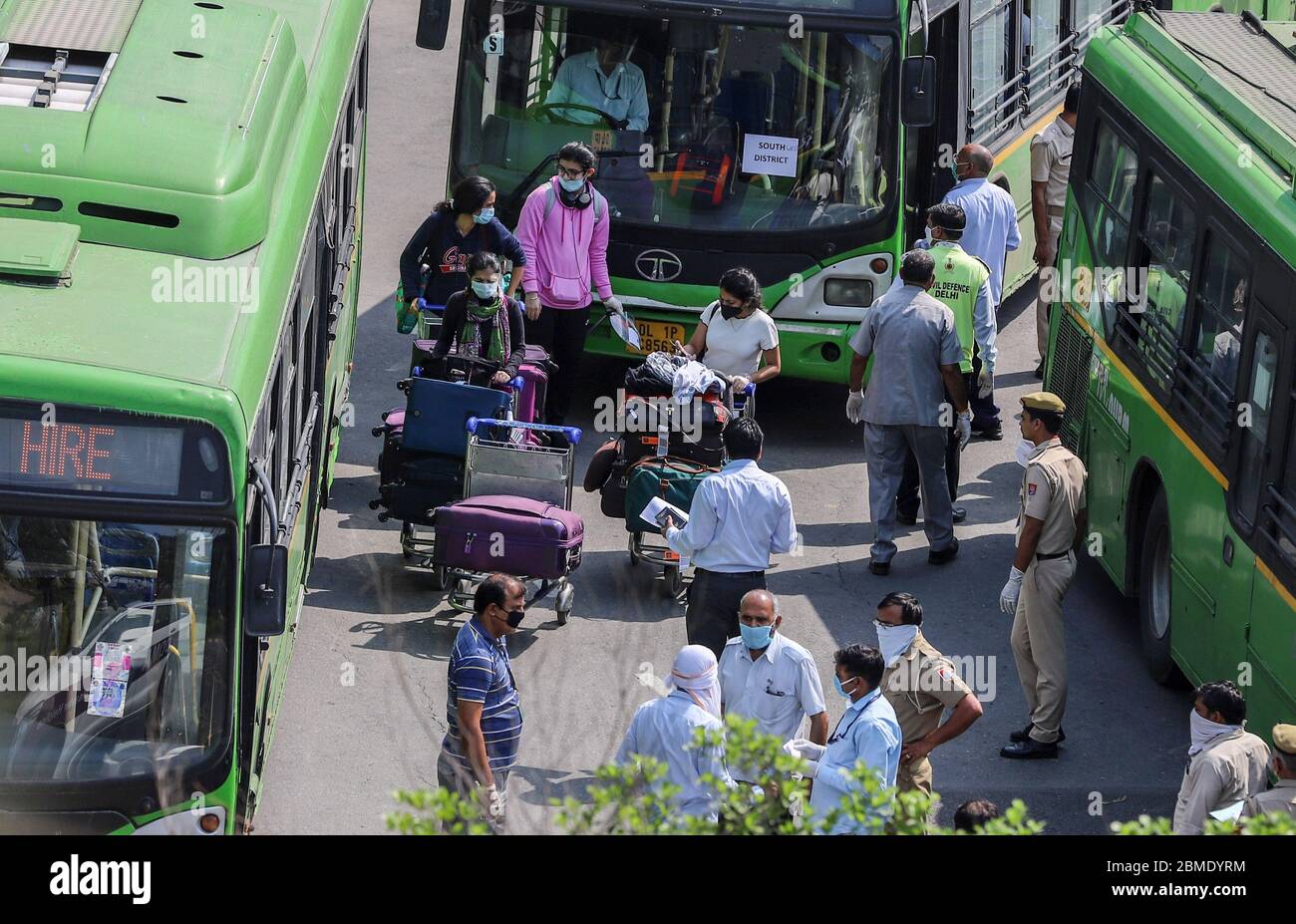 Delhi, India. 08th May, 2020. Stranded Indians who arrived from Singapore, boarding buses at the Indira Gandhi international airport. India has started a very large scale of air evacuation operations for repatriation of stranded abroad passengers. Credit: SOPA Images Limited/Alamy Live News Stock Photo