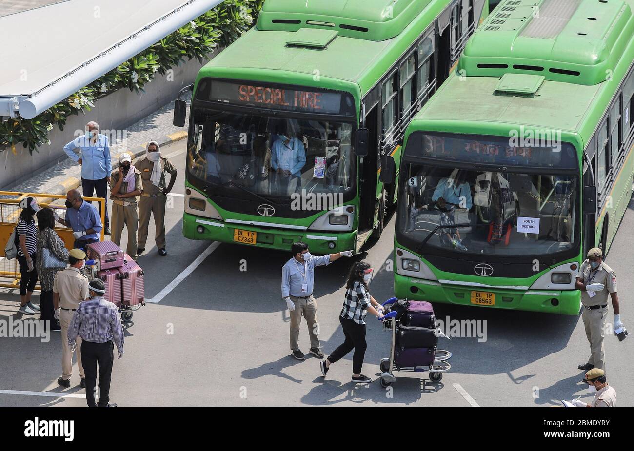 Delhi, India. 08th May, 2020. Stranded Indians who arrived from Singapore, boarding buses at the Indira Gandhi international airport. India has started a very large scale of air evacuation operations for repatriation of stranded abroad passengers. Credit: SOPA Images Limited/Alamy Live News Stock Photo