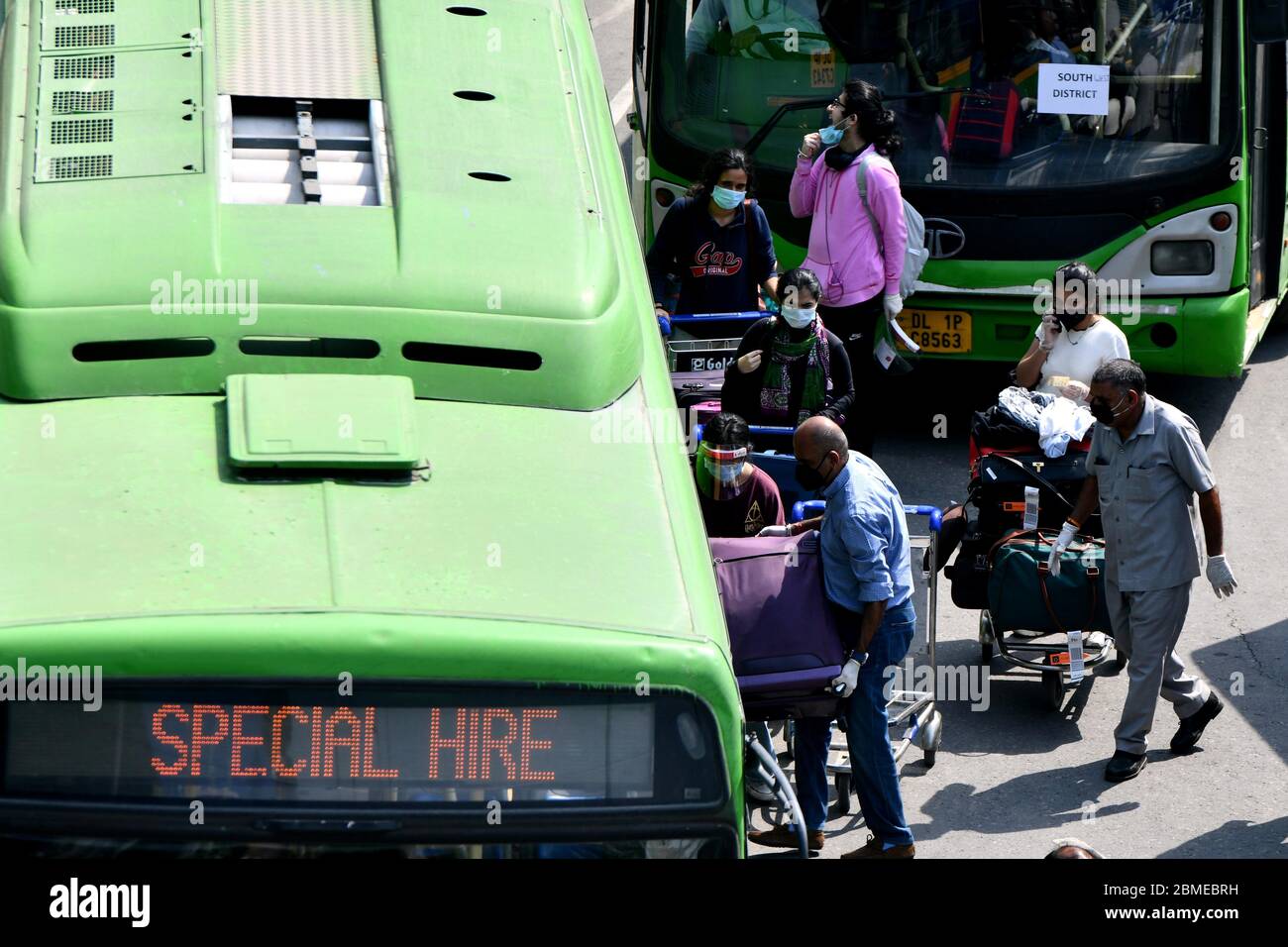 India, India. 8th May, 2020. Stranded Indians arriving from Singapore board buses at an international airport in New Delhi, India, on May 8, 2020. The flights bringing back stranded Indians from abroad have begun to arrive in India, officials said Friday. Credit: Partha Sarkar/Xinhua/Alamy Live News Stock Photo