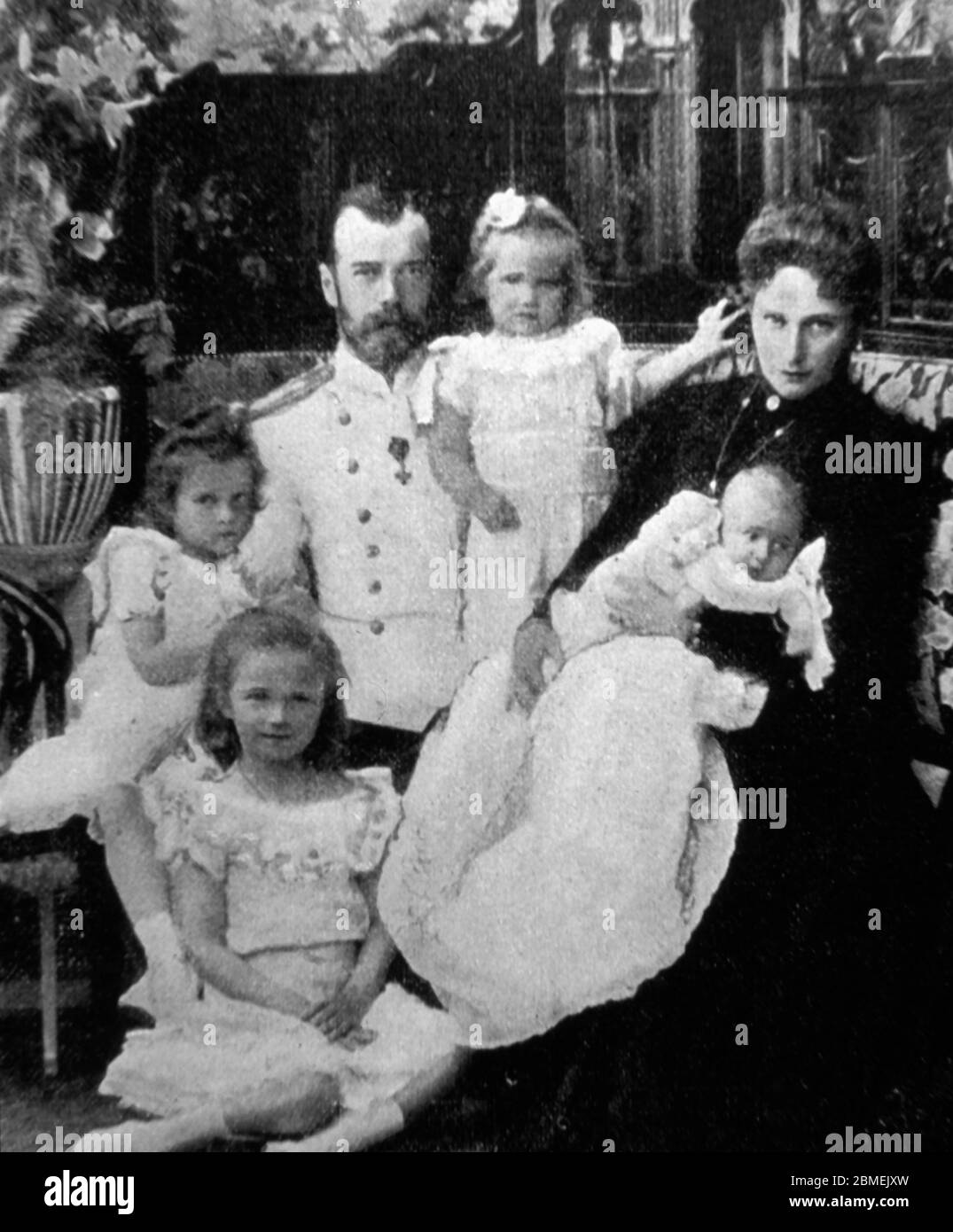 Nicolás II (1868-1918), último zar de Rusia, con su familia, su esposa, la gran duquesa Alejandra Fiodorovna Romanova (1872-1918), y sus hijas Olga Nikolaevna (1895-1918), Tatiana Nikolaevna (1897-1918), Maria Nikolaevna (1899-1918), y Anastasia Nikolaevna (1901-1918), en el año 1901. Stock Photo