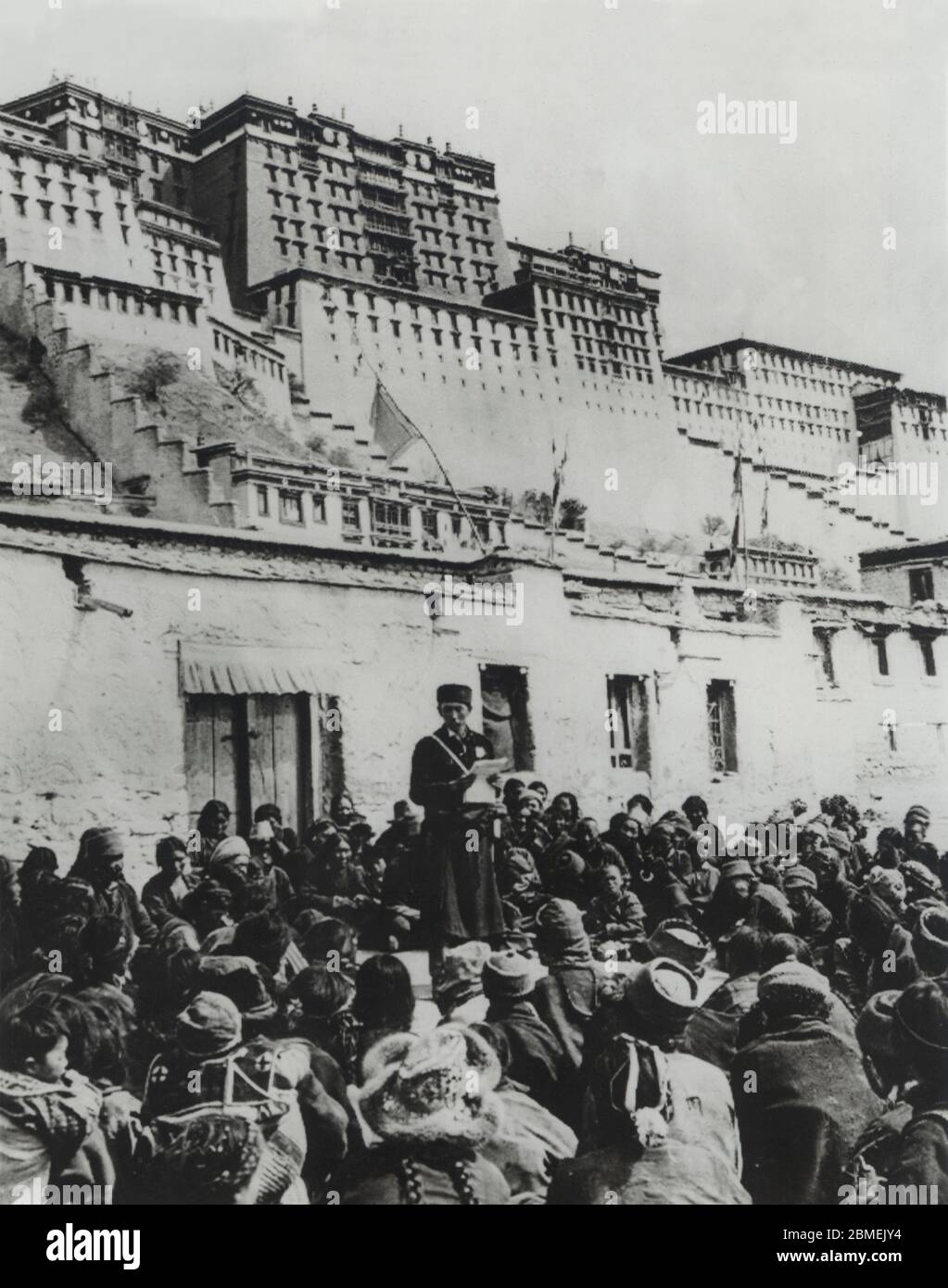 Tibet. Palacio de Lhasa. Un lider del partido comunista chino dirigiéndpse a los tibetanos para solicitar su apoyo al Panchen Lama. Abril de 1959. Foto Keystone. Stock Photo