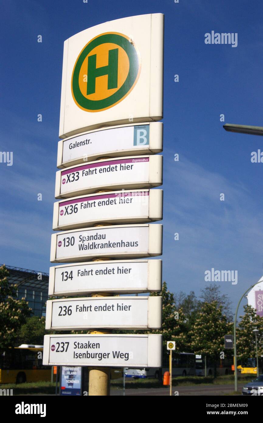 Die in Berlin-Spandau befindliche BVG-Bushaltestelle Galenstraße Ecke Seegefelder Straße. Stock Photo