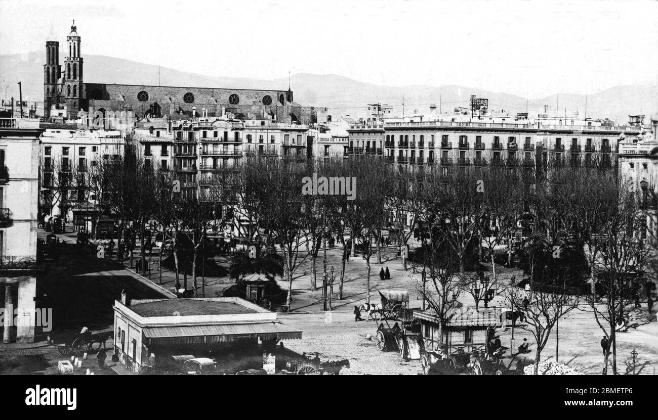 Barcelona. Plaza de Palacio con la basílica de Santa María del Mar al fondo. Años 1910. Stock Photo