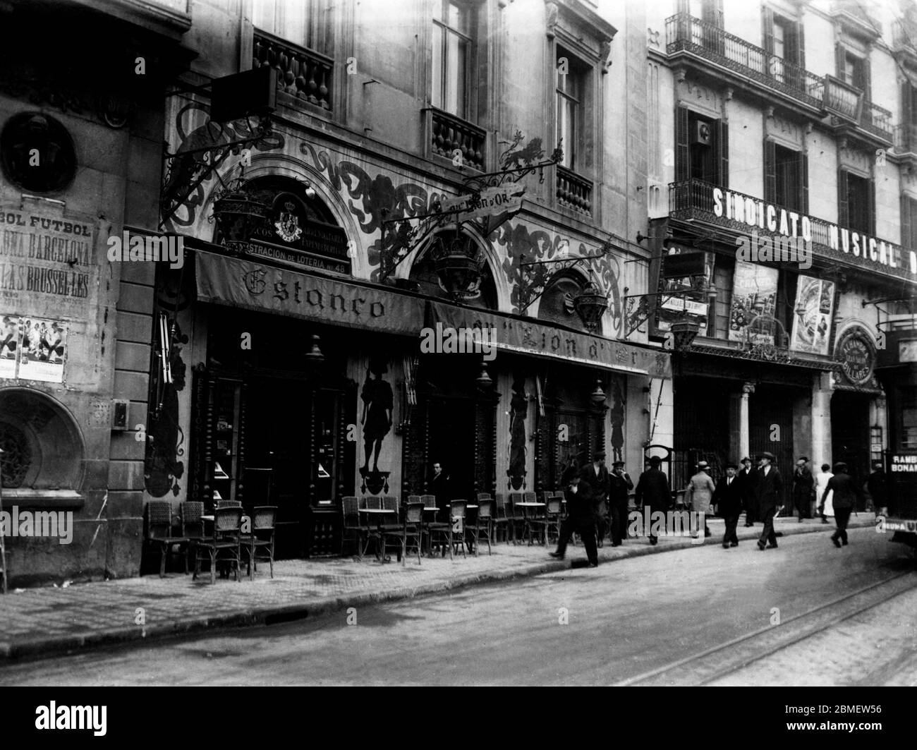 Barcelona. Fachada del Café-Restaurante 'au Lion d'Or', local decorado con un estilo modernista, en las Ramblas, junto a la plaza del Teatro. Año 1920. Stock Photo