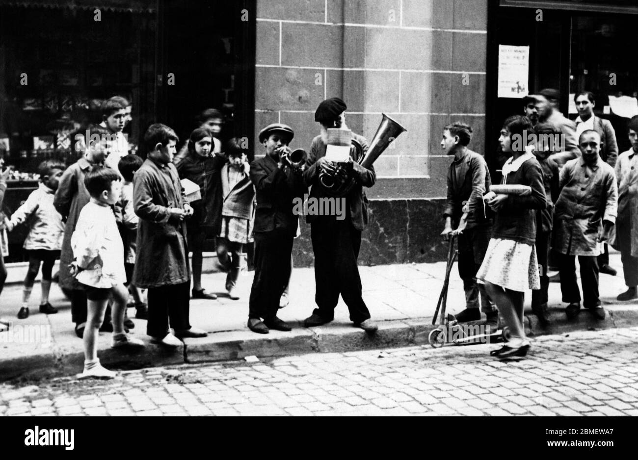 Barcelona. Músicos ambulantes tocando por las calles de la ciudad solicitando alguna ayuda económica. Años 1930. Stock Photo