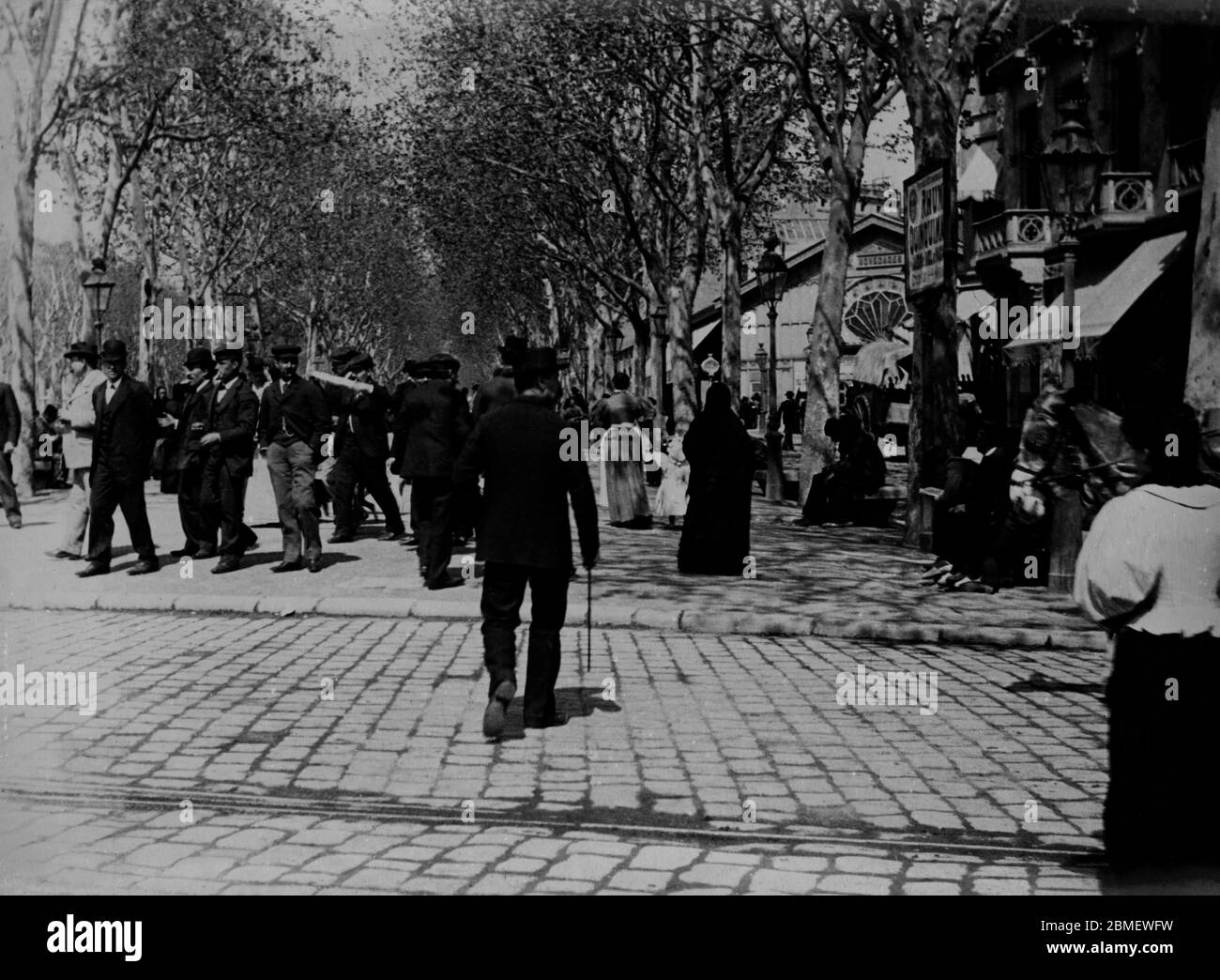 Barcelona. Viandantes paseando un dia soleado por el Paseo de Gracia, esquina con la calle Caspe, ante el Teatro Novedades. Año 1898. Stock Photo