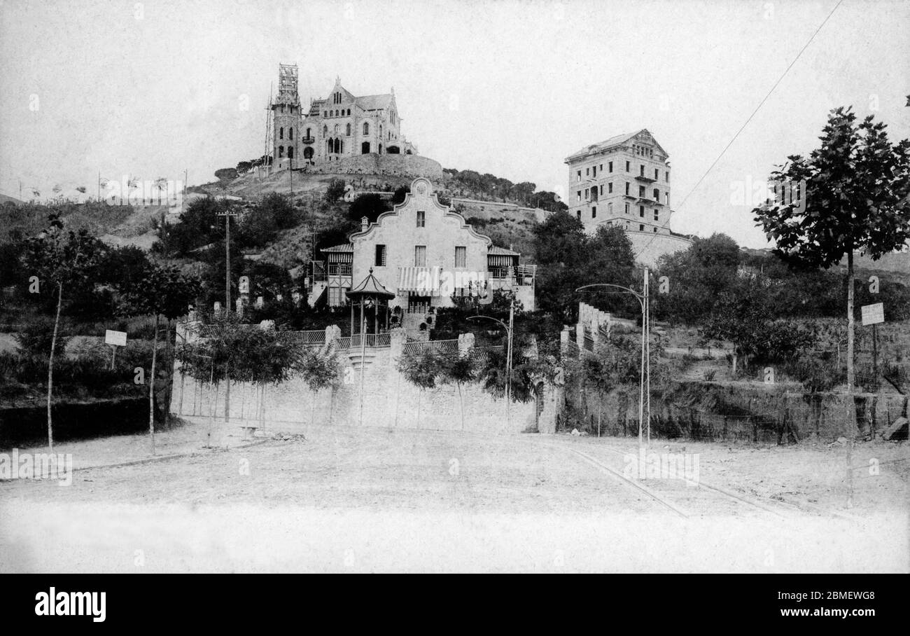 Barcelona. Construcciones al pié de la montaña del Tibidabo. Años 1905. Stock Photo