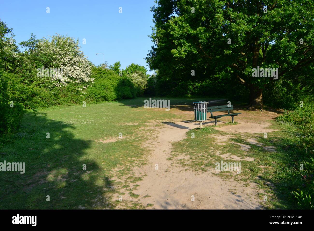 A Scenic Walk Thought Riverside Park In Horley Surrey In May Stock Photo Alamy A Scenic Walk Thought Riverside Park In Horley Surrey In May Stock Photo Alamy