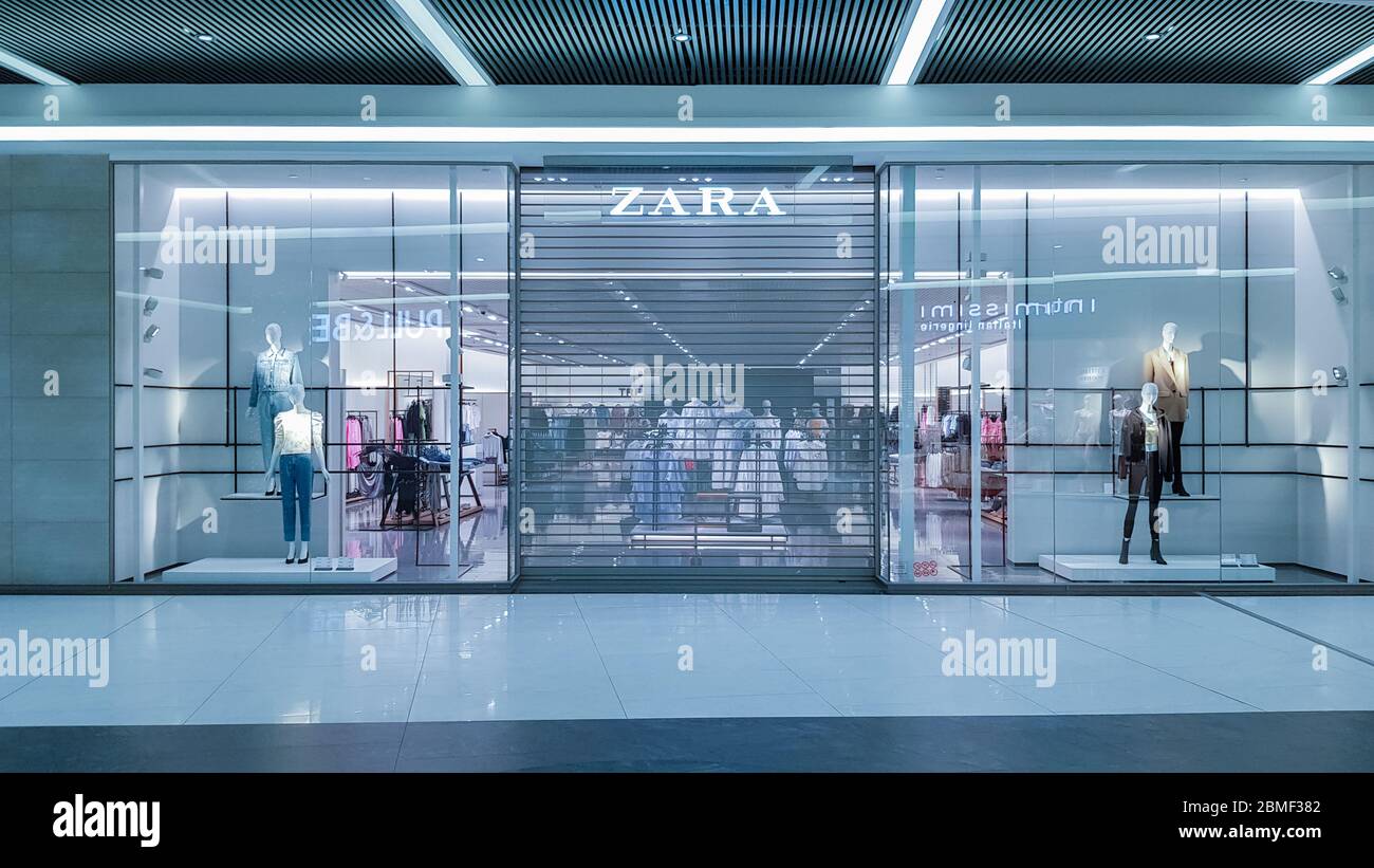 Zara shop window hi-res stock photography and images - Page 6 - Alamy