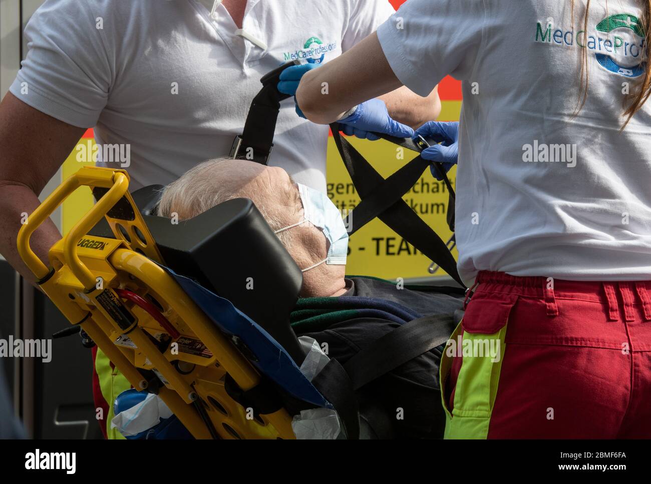 Bochum, Germany. 09th May, 2020. Claudio Facoetti (65, M), corona patient from Bergamo in Italy, is strapped on a stretcher in front of the Catholic University Hospital St. Josef Hospital to be pushed into an ambulance. The recovered patient was then transported to Düsseldorf airport, from where he is taken to his home country. Credit: Bernd Thissen/dpa/Alamy Live News Stock Photo