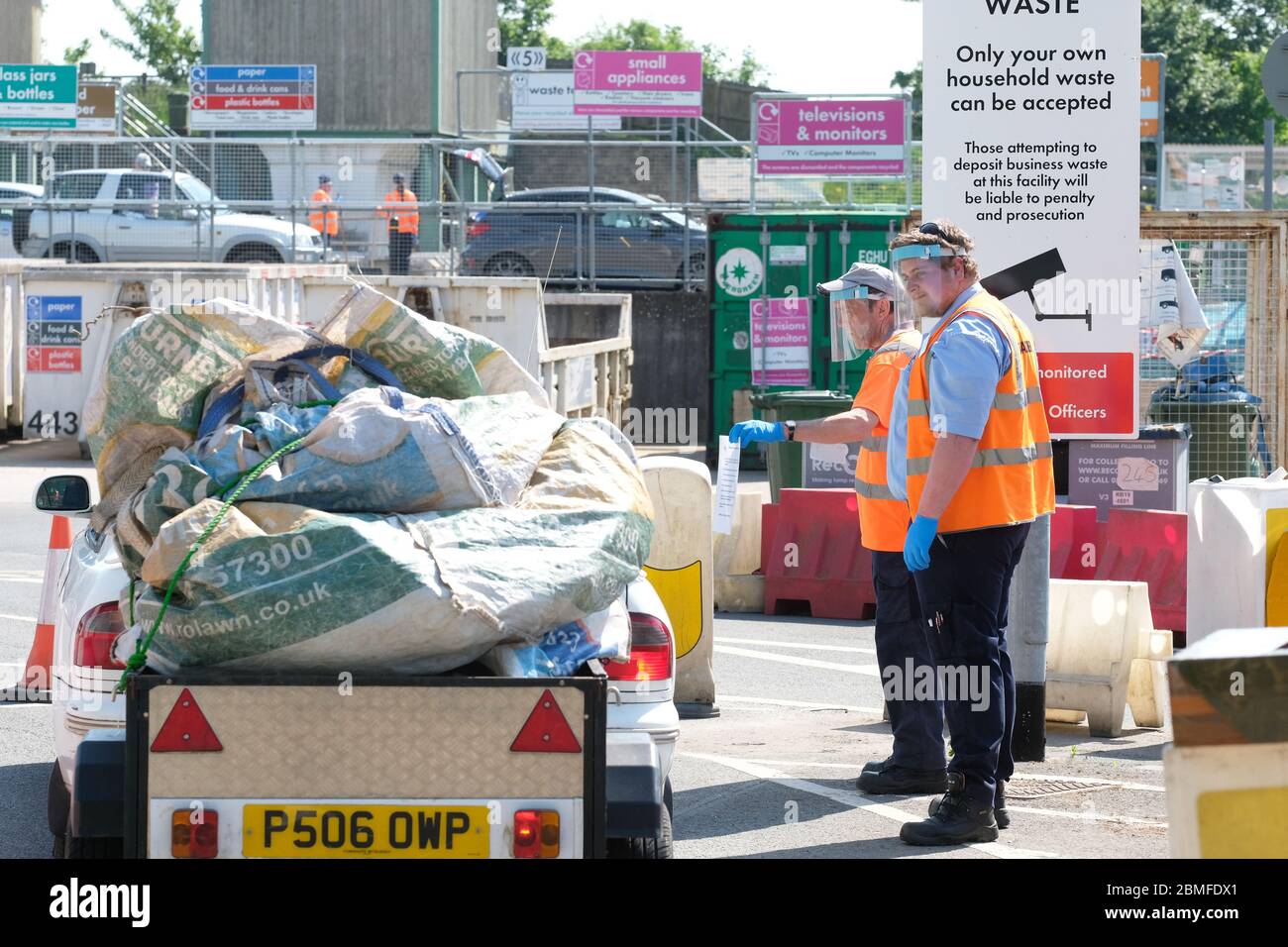 Hereford, Herefordshire UK - Saturday 9th May 2020 - Herefordshire Council has re-opened two recycling centres to the public today across the county. Recycling centre staff wearing protective PPE instruct visitors on the site protocol as they arrive. Recycling Centres have been shut since Britain entered lockdown at the end of March 2020. Photo Steven May / Alamy Live News Stock Photo