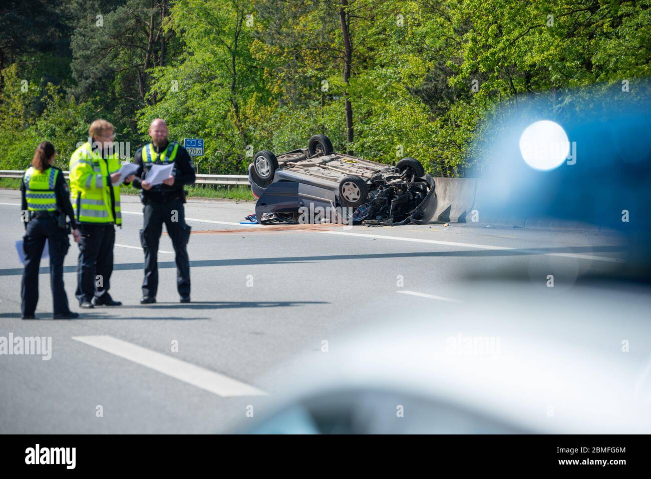 Hamburg, Germany. 09th May, 2020. Police officers investigate next to