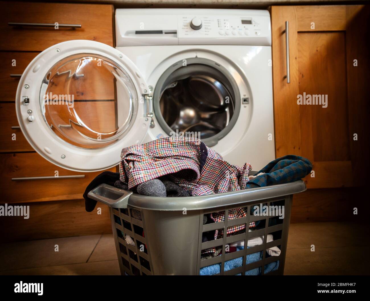 Washing machine laundry basket hires stock photography and images Alamy