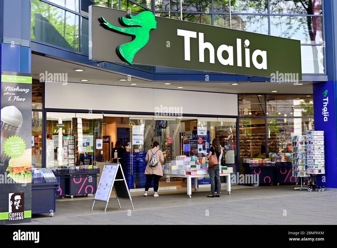 Vienna, Austria. 9th May, 2020. The exit restrictions in Austria are lifted. All shops are open again. A lot of people are on the famous shopping street 'Mariahilferstrasse' again. Credit: Franz Perc / Alamy Live News Stock Photo