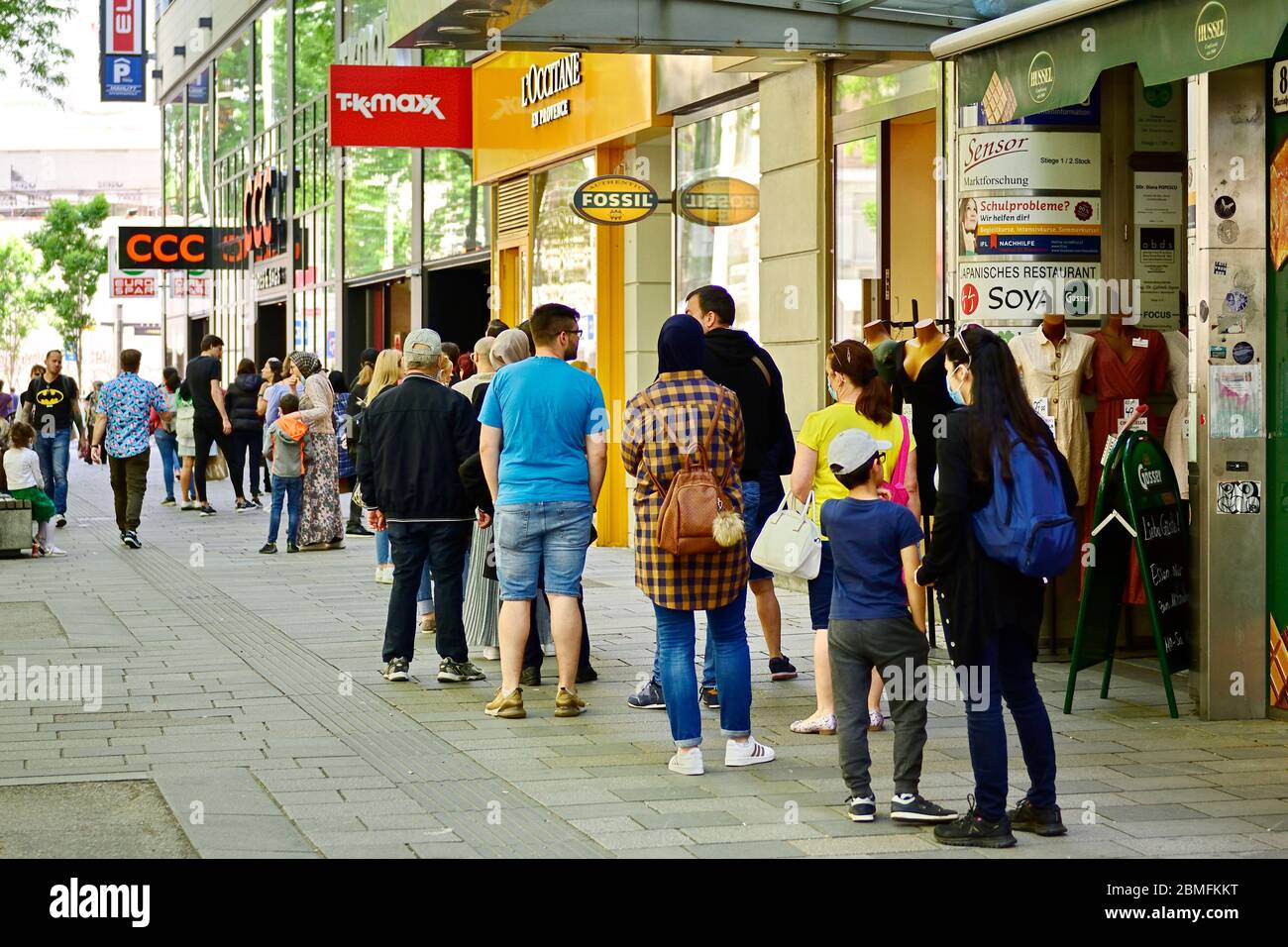 Vienna, Austria. 9th May, 2020. The exit restrictions in Austria are lifted. All shops are open again. A lot of people are on the famous shopping street 'Mariahilferstrasse' again. Credit: Franz Perc / Alamy Live News Stock Photo