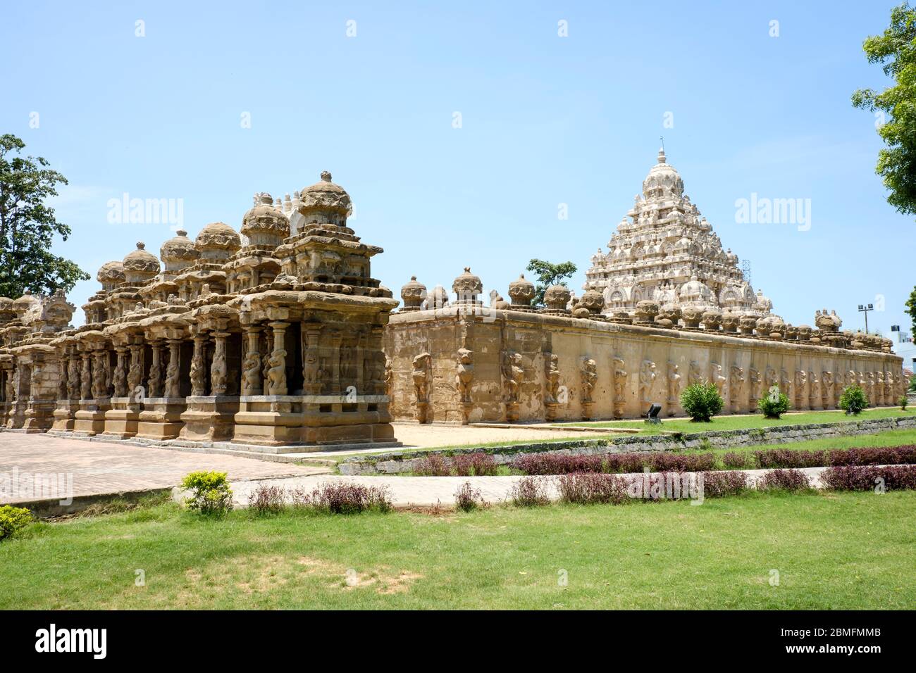 View of outer walls and sanctuary 'gopuram' tower (right) of Kailasanathar Temple, Kanchipuram, Tamil Nadu, India. Stock Photo