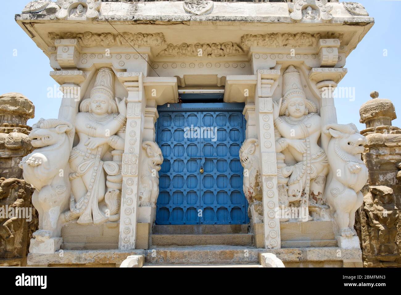 Mandapa entrance flanked by 'dvarapala'(guardians) and 'yali' (lion-like creatures) at front of Kailasanathar Temple, Kanchipuram, Tamil Nadu, India. Stock Photo