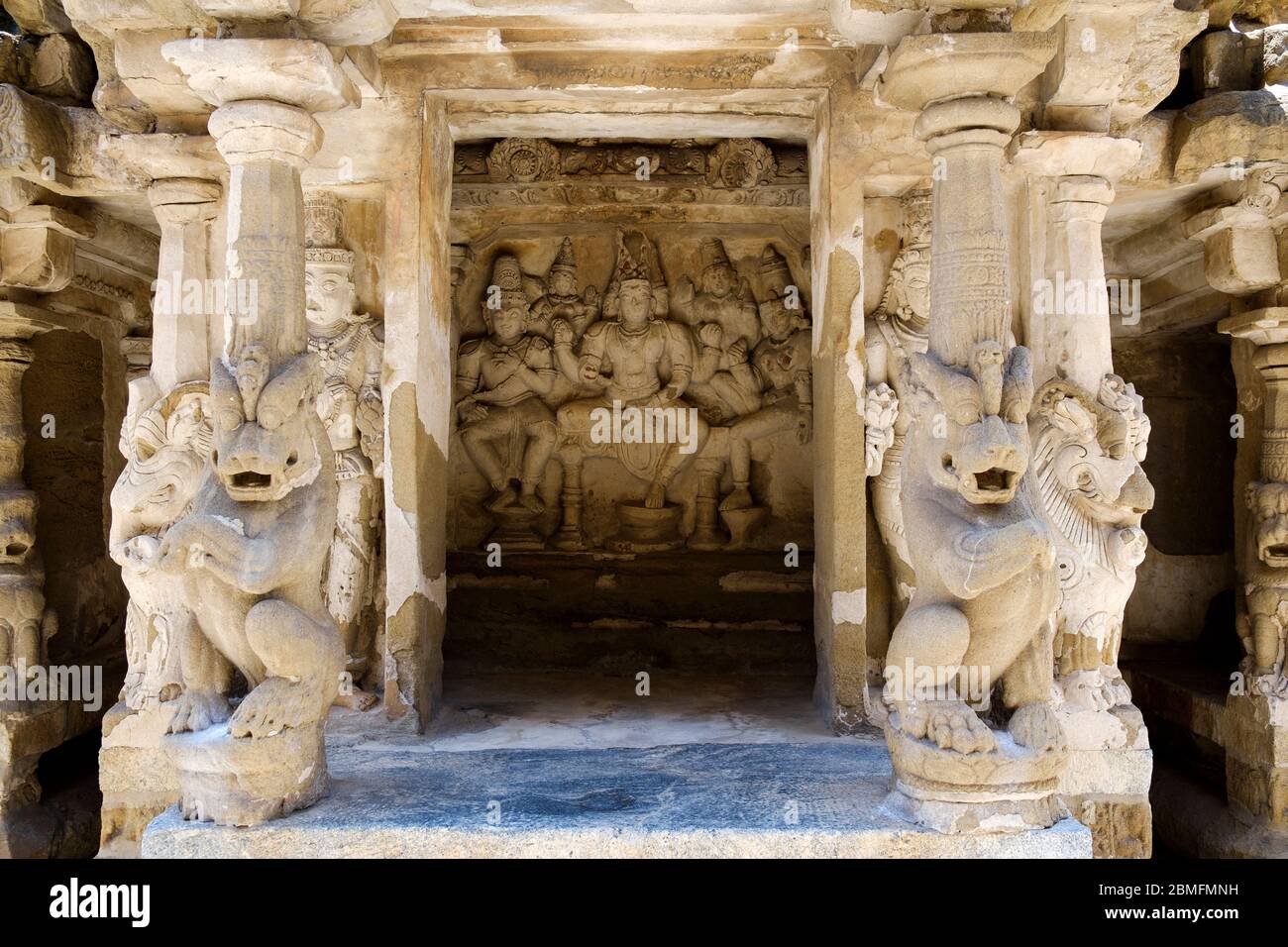 A niche with stone-carved deities and mythological lion-shaped columns at Kailasanathar Temple, Kanchipuram, Tamil Nadu, India. Stock Photo
