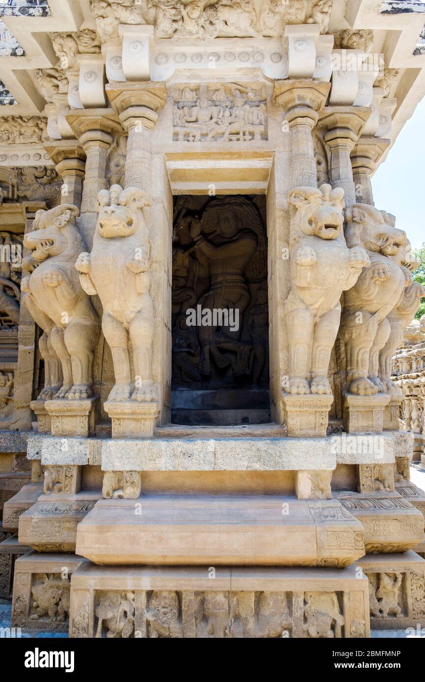 Niche with a Bhikshatana-murti (an aspect of Hindu god Shiva) stone carving, flanked by lions. Kailasanathar Temple, Kanchipuram, Tamil Nadu, India. Stock Photo