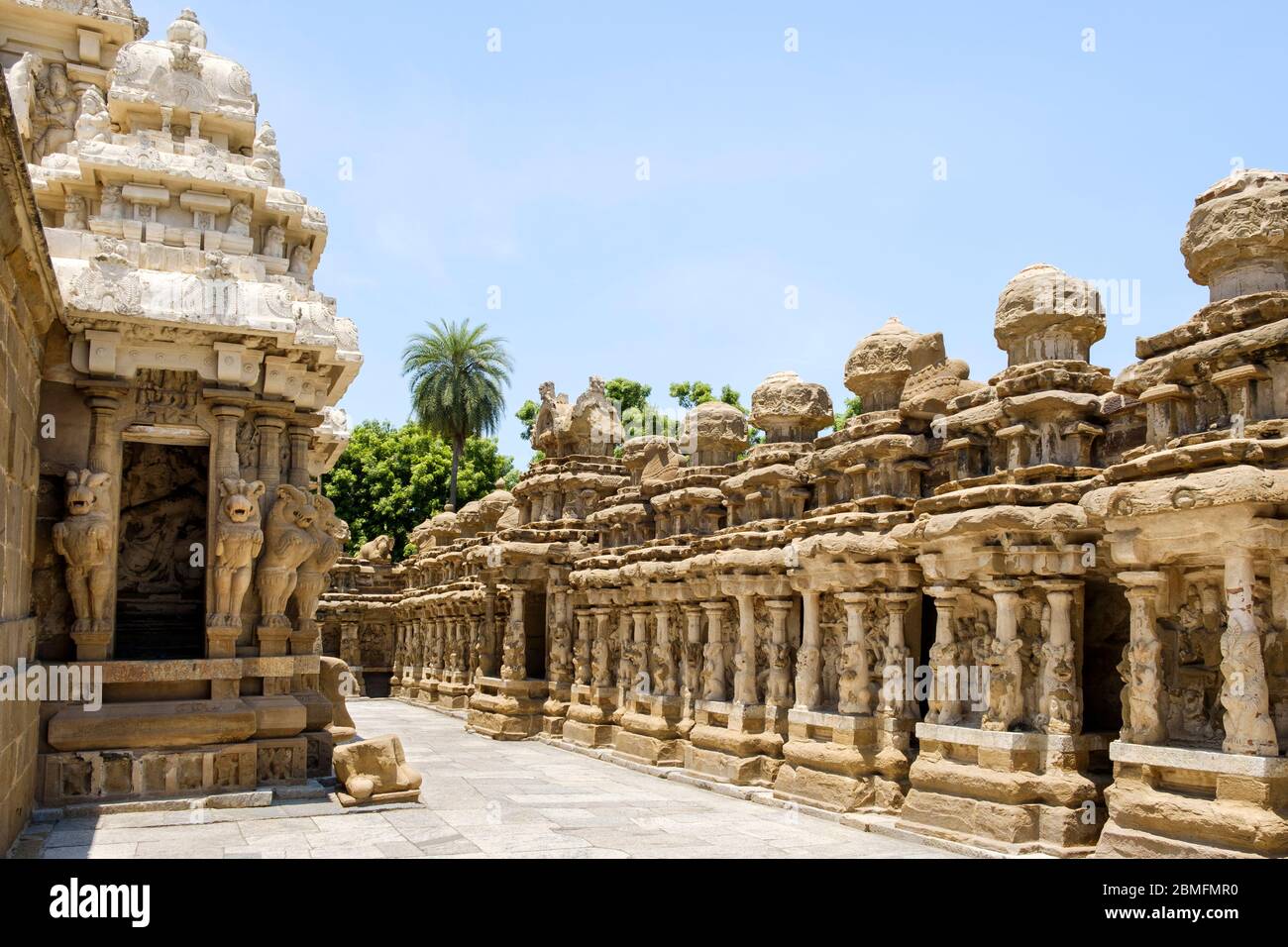 Stone-carved sculptures and niches on sanctuary and circumambulatory passage inner walls of Kailasanathar Temple, Kanchipuram, Tamil Nadu, India. Stock Photo